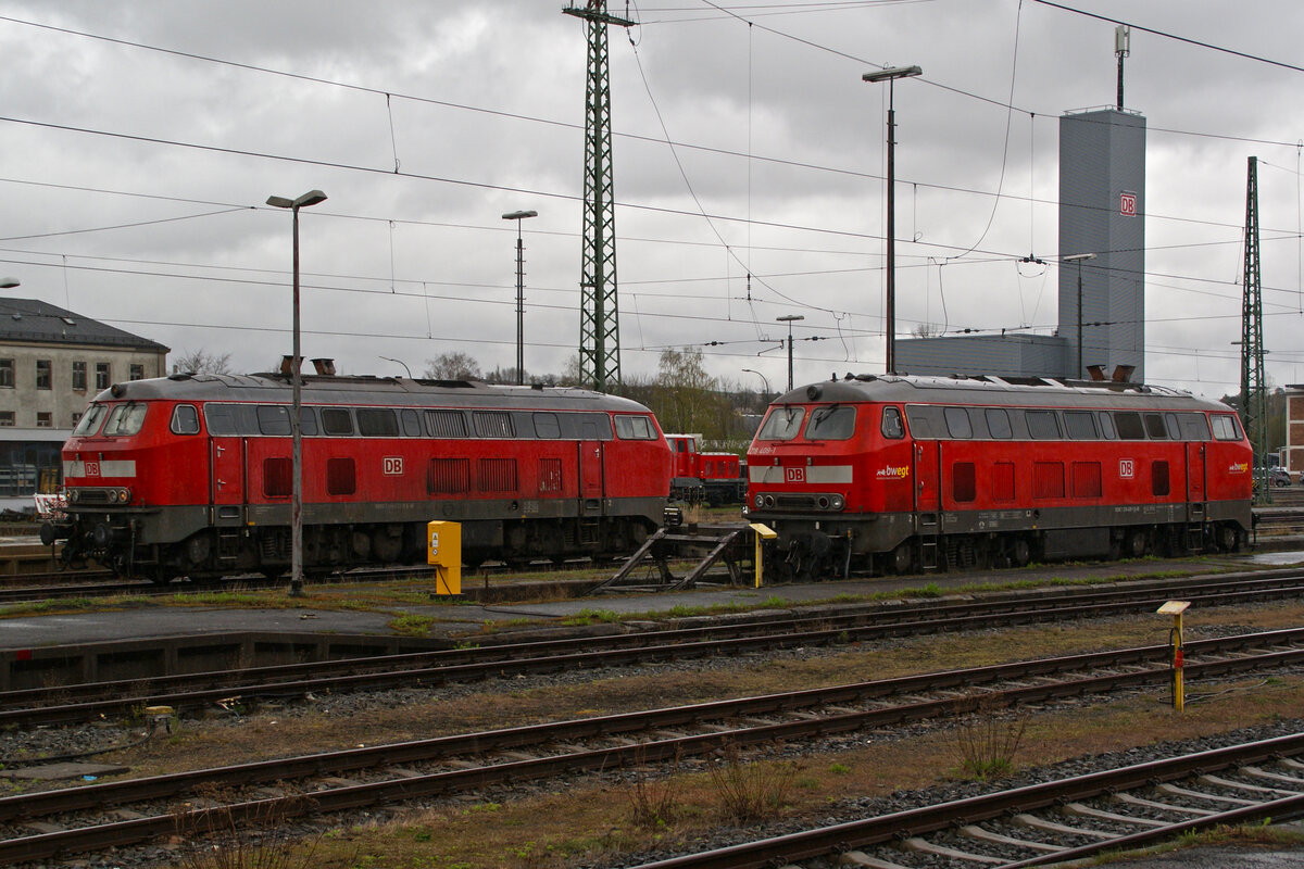 Hier zusehen sind 218 423 (links), die gerade am Rangieren ist und 218 409 (rechts), die abgestellt ist am 4.4.24 in Hof Hauptbahnhof.

