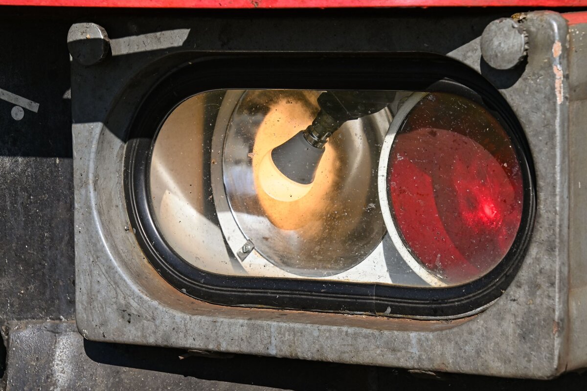 Hier zusehen ist das untere linke Spitzenlicht und Schlusslicht sowie die Leuchtmittel von D-GERA 232 093-5, diese stand am 04.10.2026 im L�becker Hbf (AL).