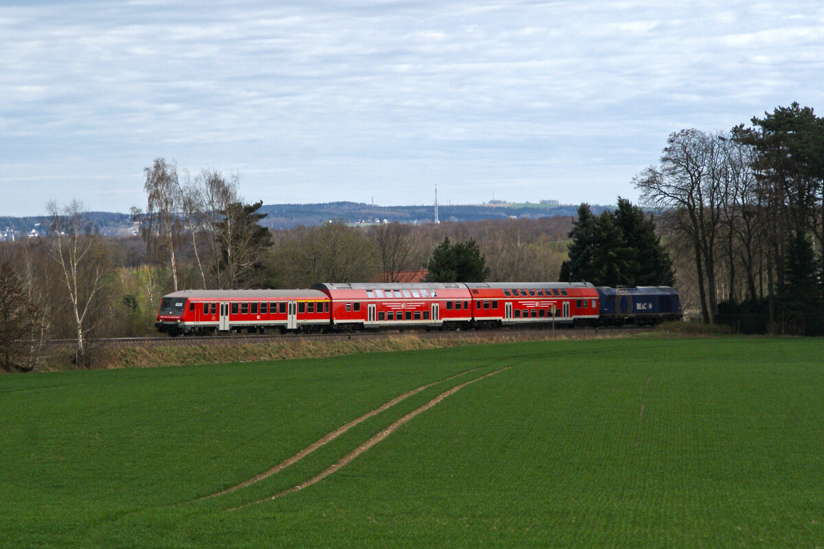 Hier zusehen ist der WFL-Ersatzzug geschoben von 223 015 als RE 6 am 29.3.24 kurz vor Wittgensdorf Richtung Leipzig. Aufgrund von Vandalismusschäden später auf dieser Fahrt war dies die letzte Fahrt des Ersatzzuges.
