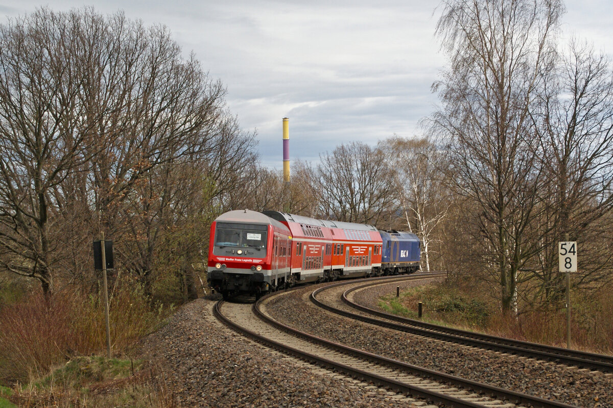 Hier zusehen ist der WFL-Ersatzzug geschoben von 223 015 als RE 6 am 29.3.24 kurz vor Wittgensdorf Richtung Leipzig. Aufgrund von Vandalismusschäden später auf dieser Fahrt war dies die letzte Fahrt des Ersatzzuges.