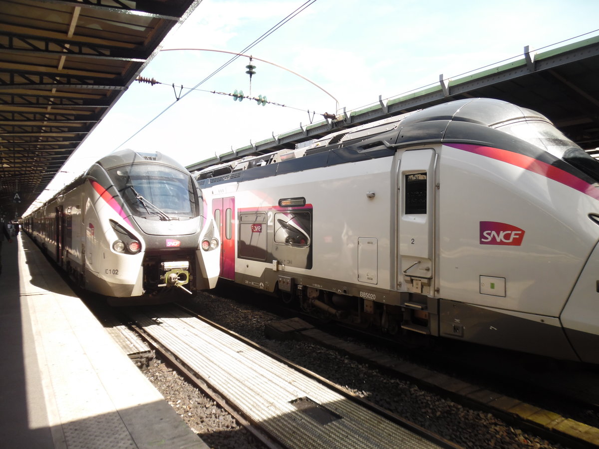 Hier zwei niegelnagelneue Coradia Liner der Sncf für den Intercités verkehr. Sie stehen beide im Bahnhof Paris Est im Juli 2017. Coradia Liner sind 200 km/h schnell und fahren sowohl mit Oberleitung als auch mit Diesel.
Foto: SignalGrün bzw. Signalgrün [Trainsptt] Fotos.