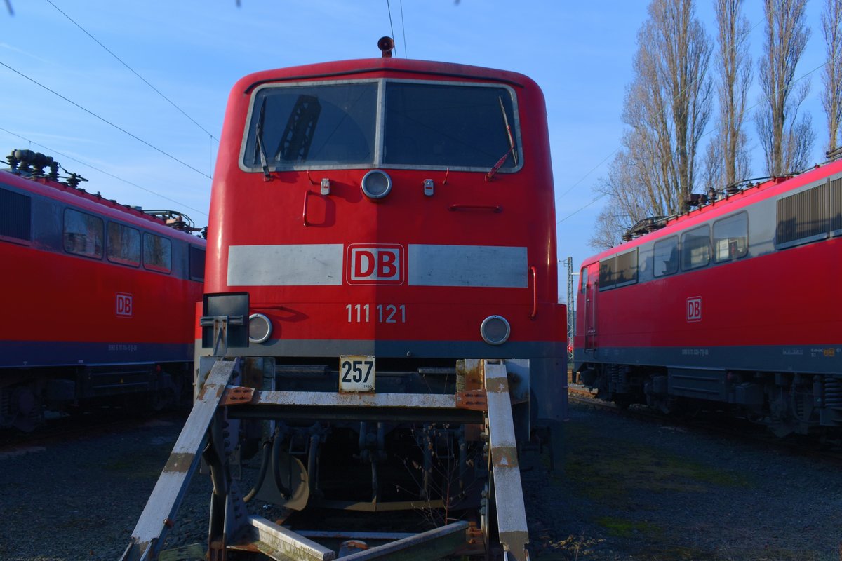 Hier ist die zwischen der 111 114 und 111 028 abgestellte 111 121 zusehen auf Gleis 257 am Samstag den 17.12.2016