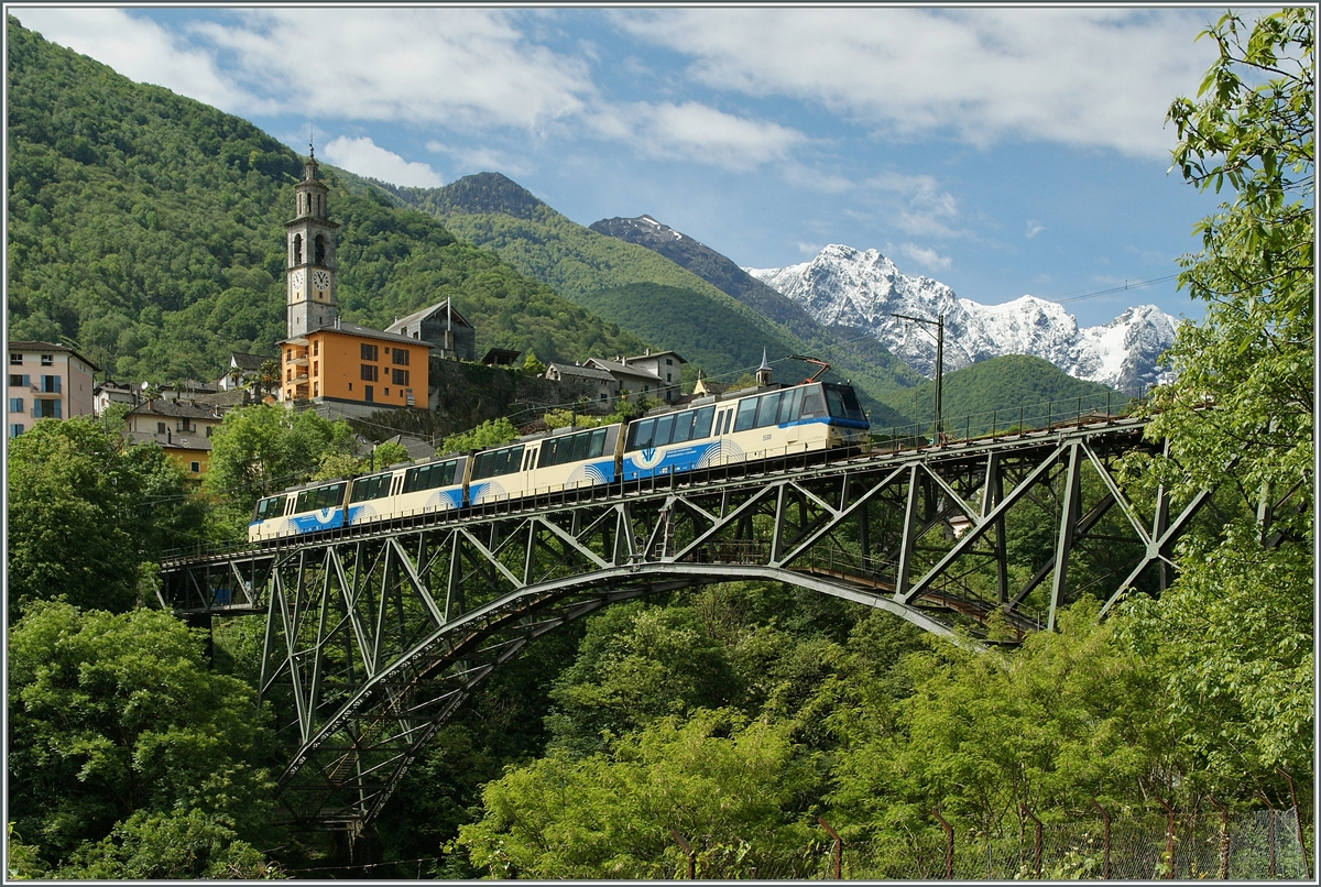 Highlight 2013: Es bestand die Absicht, in S. Antonino SBB Re 474 zu fotografieren, doch als ich das fesselnde Centovalli erlebte, kam ich nicht mal bis Locarno, so endete die Reise in Intragna und es begann eine interessante Fototour durch (einen Teil) der  Hundert Täler .
Treno Panoramico N° 40 Locarno - Domodossola vor der Kulisse Intragnas. 
22. Mai 2013