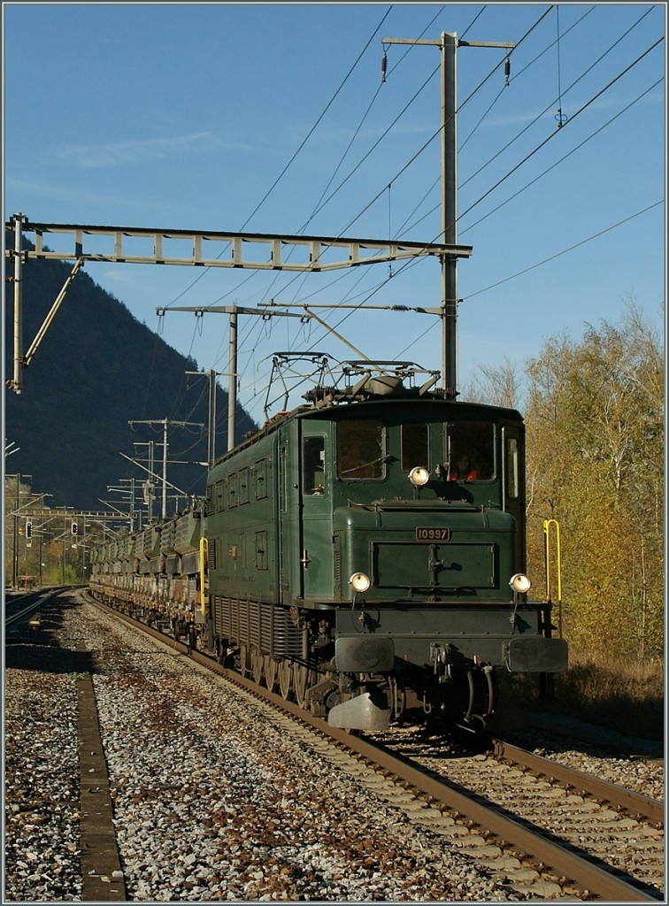 Highlight 2013: Neben verschieden Altbauloks und Zügen, die in der ersten Jahreshälfte in Lausanne fotografiert werden konnte, war dann die mit einem Güterzug verkehrende Ae 4/7 10997 eine wunderschöner Höhepunkt. 
Ae 4/7 10997 in Raron am 7. Nov. 2013