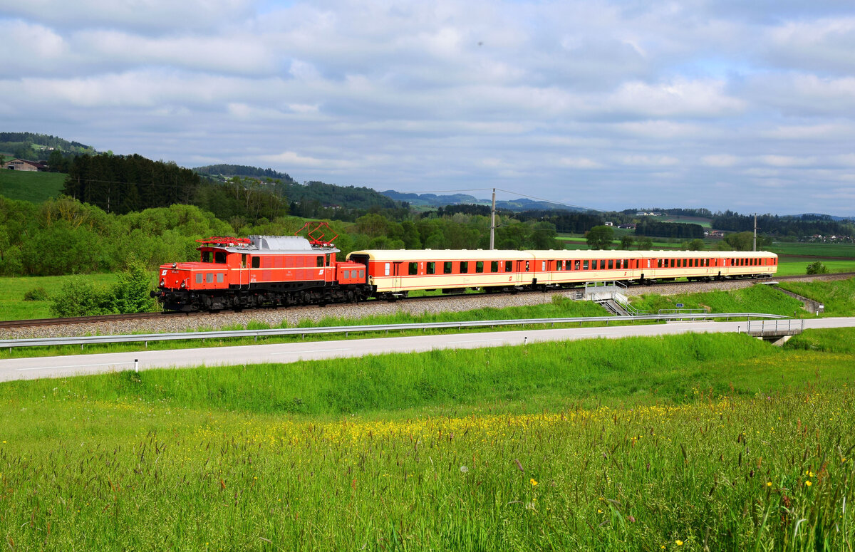 Highlight der Mai: eine Österreich-Rundreise mit der Nostalgielok 1020.18 der EBFL (Eisenbahnfreunde Lienz).
Die 1020.18 mit dem SüdbahnExpress (SEZ 14484) kurz nach Kefermarkt.
19.05.2023.