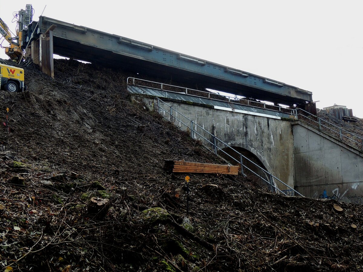 Hilfsbrücke, entlang der Innkreisbahn (BK20,845)wurde auf eingeschlagenen Spundwänden abgelegt, derweil das bestehende Gleisbett entfernt wird, und dieses Tragwerk danach entsprechend positioniert/eingehoben werden kann; 221125