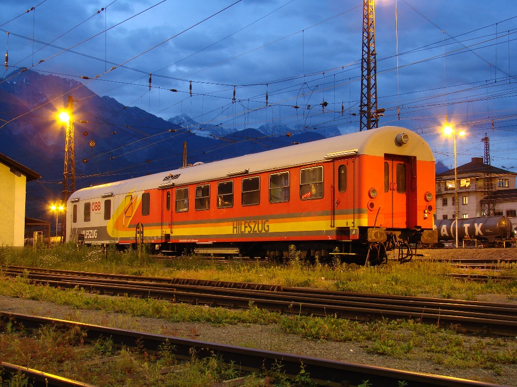 Hilfswagen (Mannschaft und Gerätewagen) im Bw. Innsbruck - 07-06-2010
