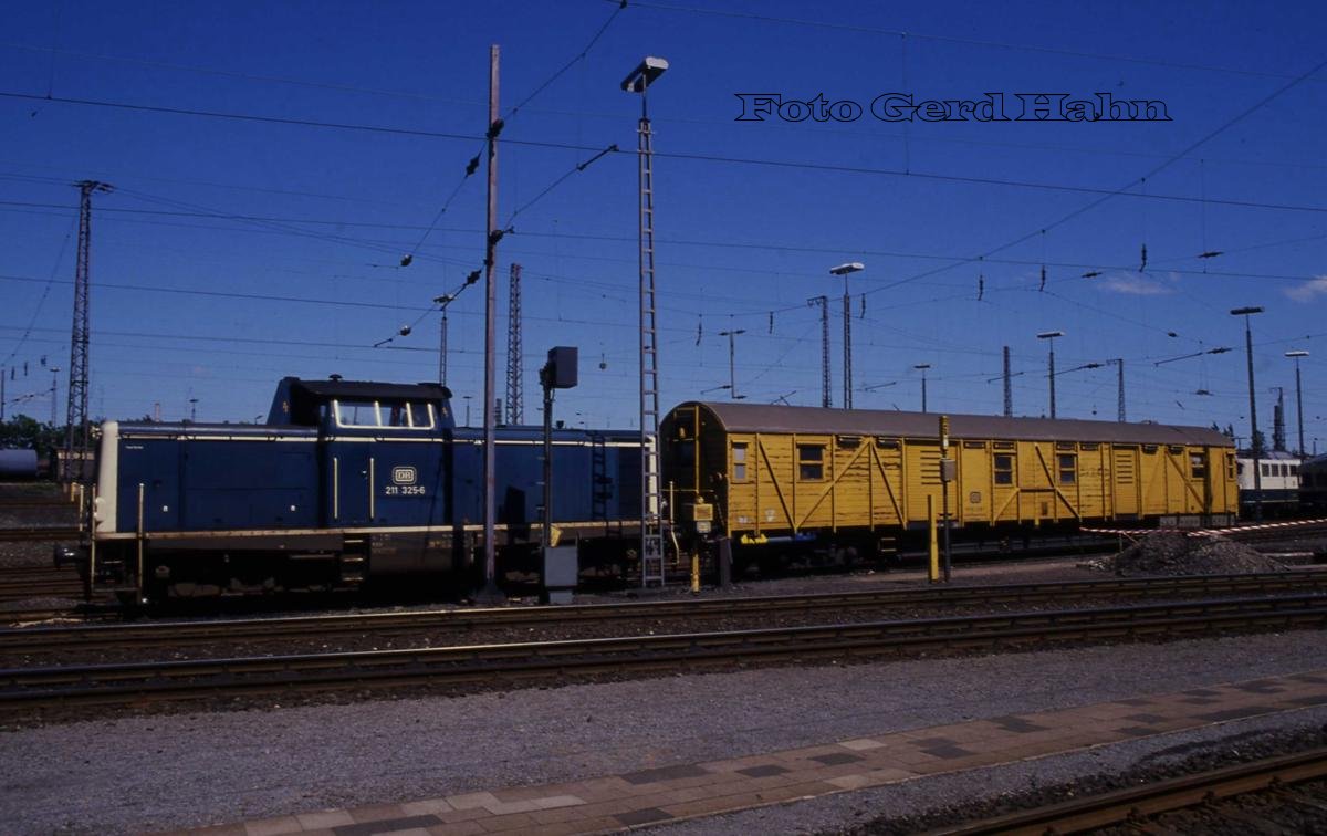 Hilfszug im BW Osnabrück
Am 12.6.1988 hatte 211325  Hilfszugdienst  für den Osnabrücker Bereich. Damals waren die dazugehörenden Gerätewagen noch gelb lackiert.