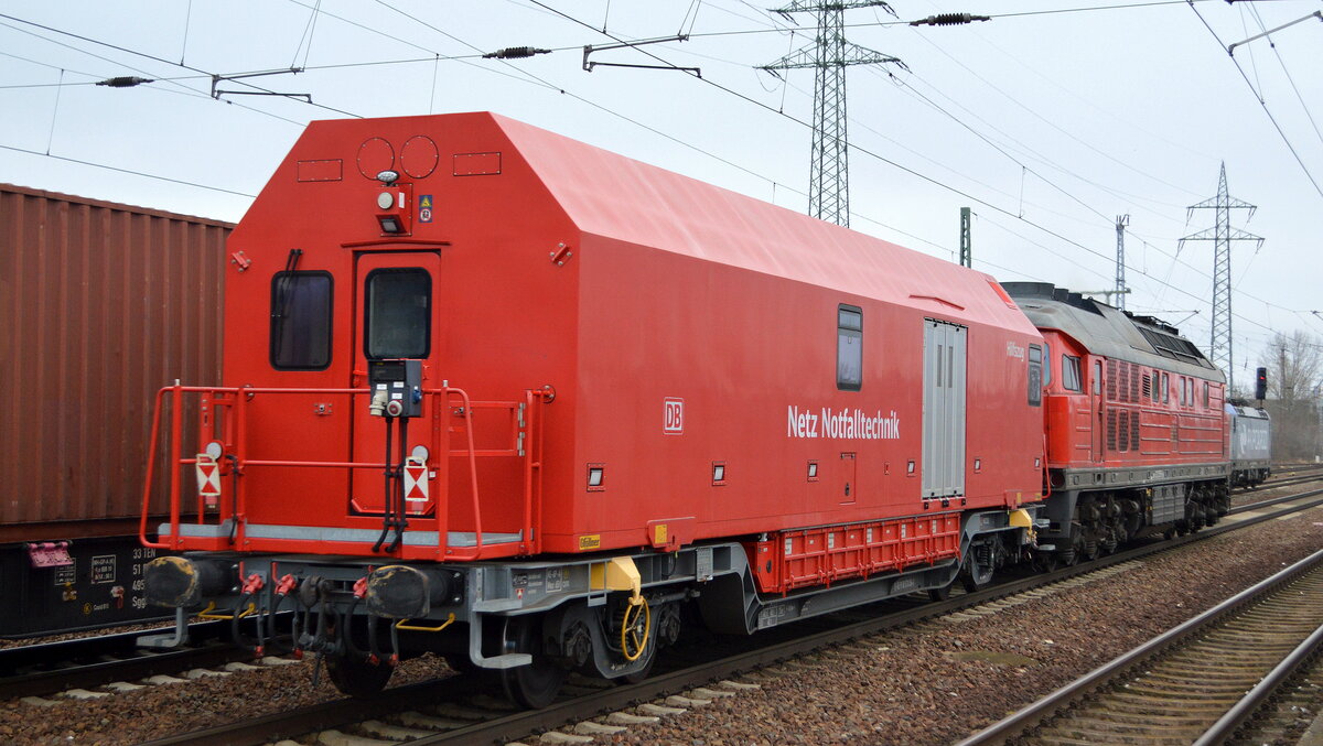 Hilfszugwagen der DB Netz-Notfalltechnik (D-DB 99 80 9370 054-5) am Haken von DB Cargo AG (D)  232 255-0   am 15.01.22 Durchfahrt BF. Flughafen BER Terminal 5.