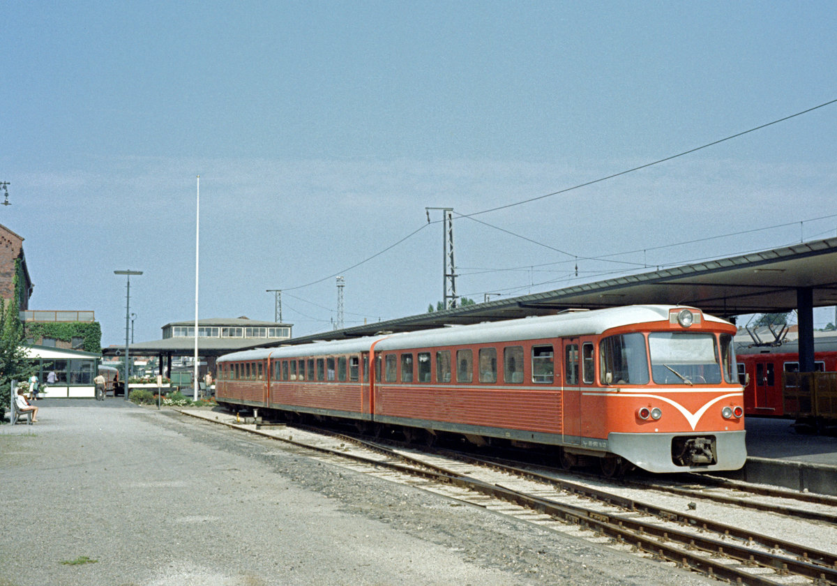 Hillerød-Frederiksværk-Hundested-Jernbane (HFHJ): Ein Triebzug bestehend aus dem Steuerwagen Ys 43, einem Mittelwagen des Typs Yp und einem Triebwagen des Typs Ym hält am 22. August 1971 im Bahnhof Hillerød. - Scan eines Farbnegativs. Film: Kodak Kodacolor X. Kamera: Kodak Retina Automatic II.