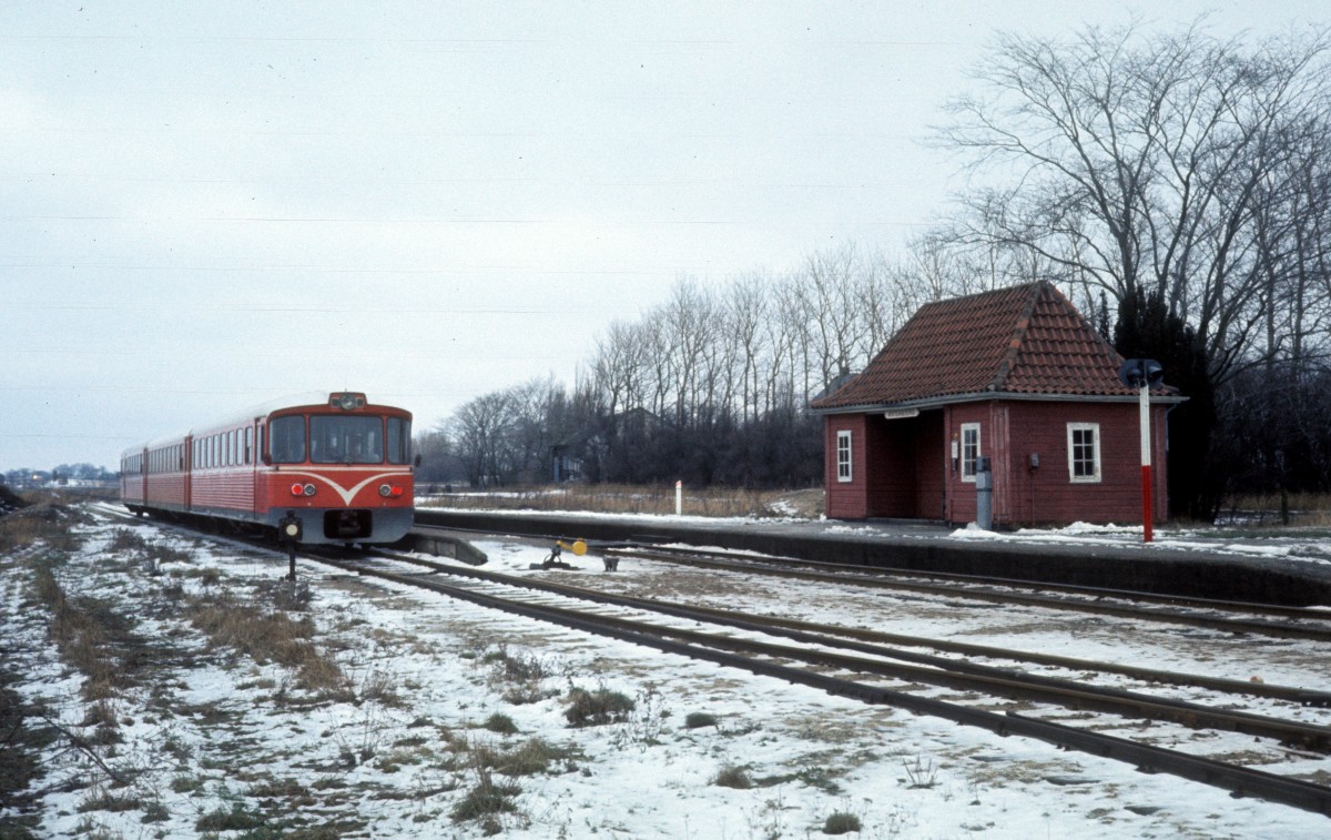 Hillerød-Frederiksværk-Hundested-Jernbane (HFHJ): Ein Triebzug bestehend aus einem Steuerwagen (Ys), einem Personenwagen (Yp) und einem Triebwagen (Ym) verlässt am 23. dezember 1976 den Haltepunkt Østerbjerg zwischen Frederiksværk und Hundested. 