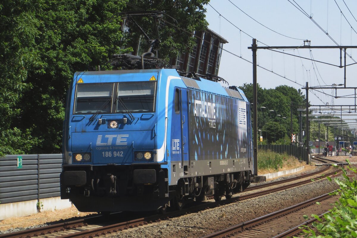 Hin-und-her Teil 2: Am 1 Juni 2023 durchfahrt LTE 186 942 solo Wijchen nach ein Kesselwagenzug nach Nijmegen geschleppt zu haben. Dort wurde der Lok abgekuppelt und solo zurück nach Oss fahren um ein Leerzug zu schleppen. Hier der Rückfahrt durch Wijchen.