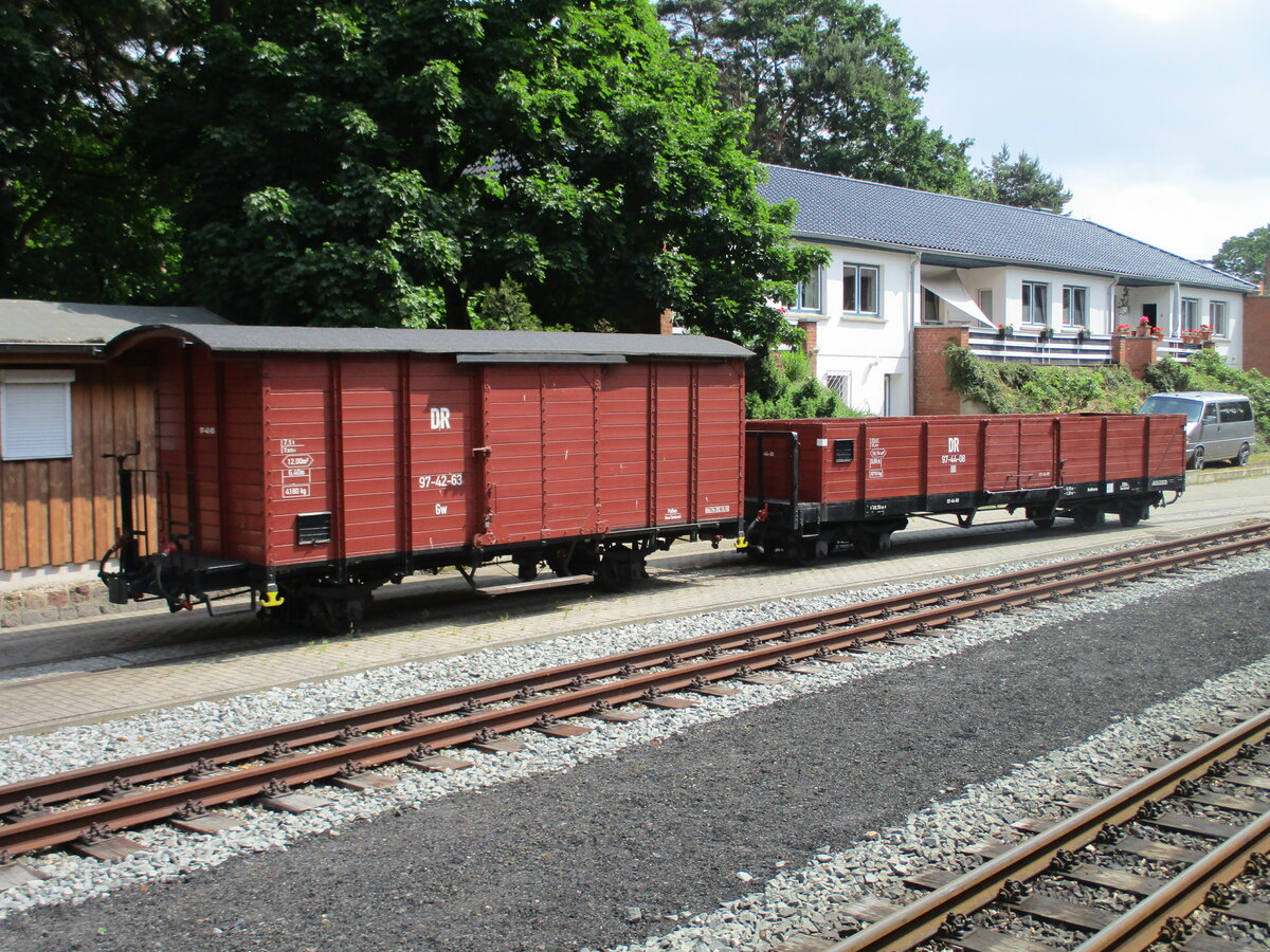 Hin und wieder stehen in Göhren paar Güterwagen.So auch am 25.Juni 2021 der Gw 97-42-63 und der OOw 97-44-08 dort standen.