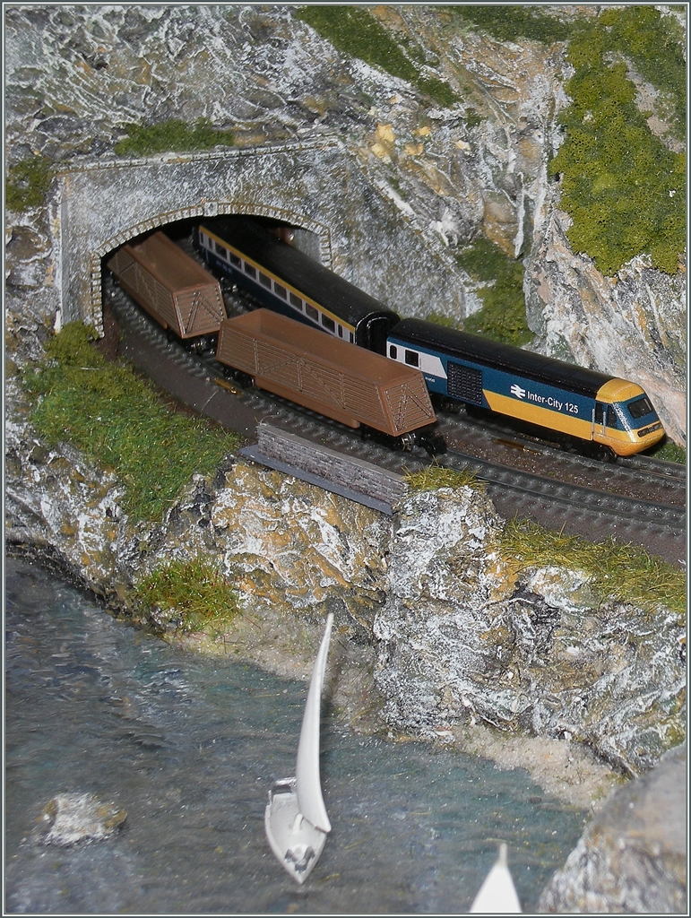 Hin und wieder verkehren auch Güterzüge auf der Küstenlinie bei Saddleford. Leider habe ich den einen verpasst und kann nur noch einen Nachschuss zeigen.
13. März 2015