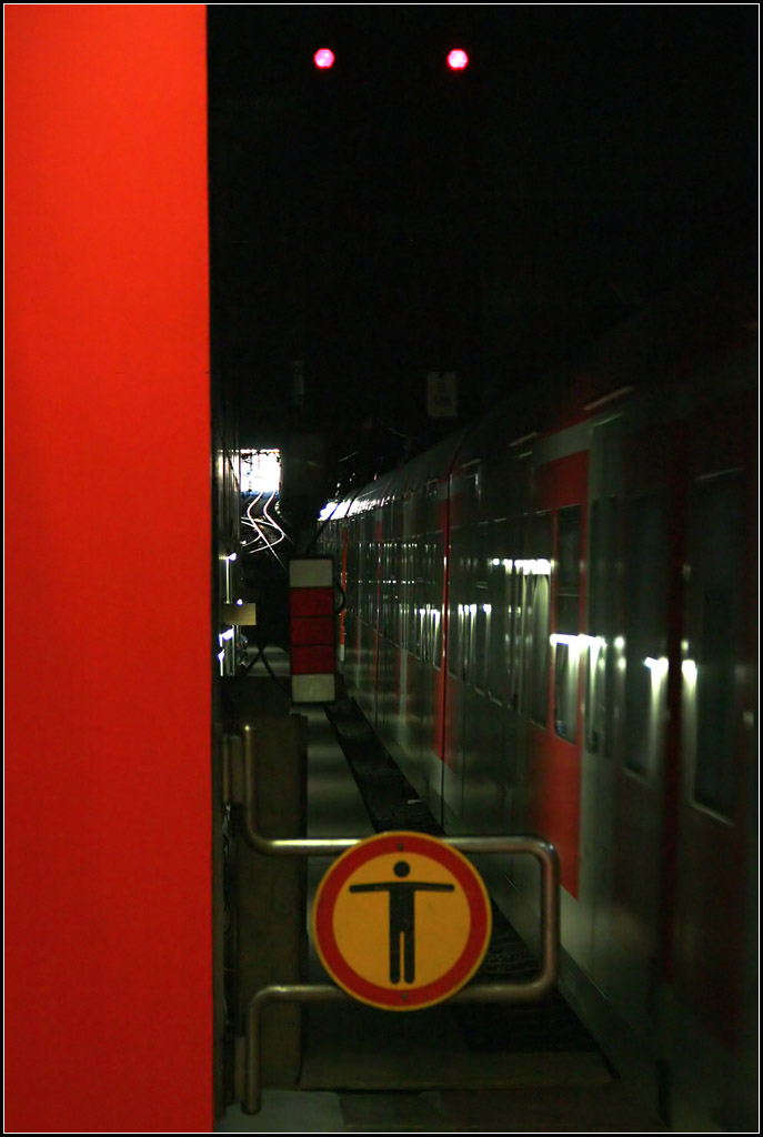 Hinauf zum Gleisvorfeld -

Ein S-Bahnzug verlässt die Station Hauptbahnhof (tief) und erklimmt die Rampe hinauf zum Gleisvorfeld des Hauptbahnhofes.

06.12.2006 (M)