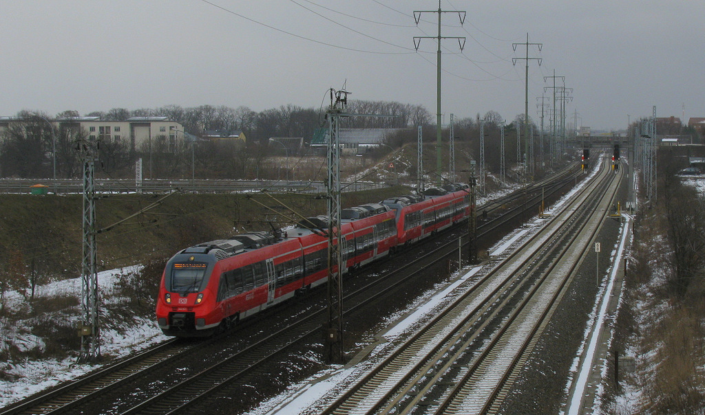 Hinauf zur eigentlichen Fotostelle und schon kommt ein 'Piefke' der BR 442 vor die Kamera gefahren. Hier 442 327 als RE 18718 in Richtung Glasow. 21.02.13