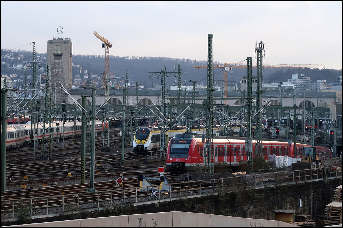 Hinaus und hinunter -

Während der Talent 2 den Stuttgarter Hauptbahnhof verlässt, fährt der S-Bahnzug der Baureihe 430 hinunter in seine Tunnelstation. Links schlängelt sich noch ein geschobener IC-Zug aus dem Bahnhof.

16.02.2018 (M)