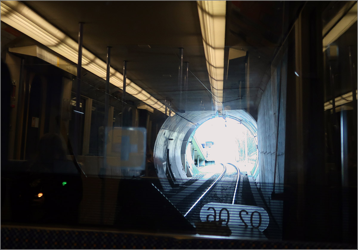 Hinaus ins weiße Loch - 

Vom Tunnel unter dem Hauptfriedhof in Stuttgart-Bad Cannstatt geht der Blick hinaus ins Helle. Dort befindet sich auch die Haltestelle mit dem Namen Hauptfriedhof. Das Gleis verliert sich nicht im 'Überlicht,  sondern im Anschluss an die Haltestelle geht die Strecke mit 7,5 % steil nach unten.

Blick aus eine Zug auf der Linie U2.

03.02.2022 (M)