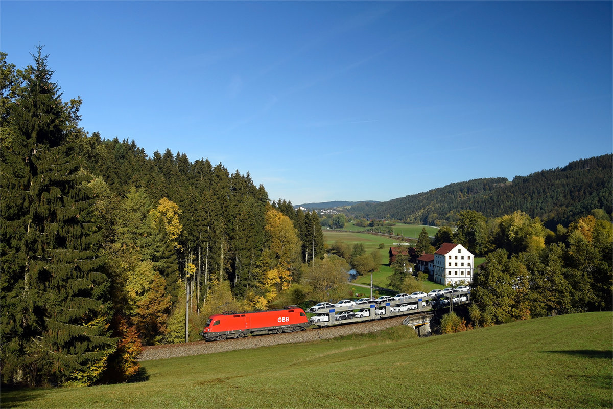 Hinbter Kefermarkt fährt am 24.10.2015 1116.121 mit ihrem Autozug 47491 Richtung Linz und weiter nach Tarvis. 

