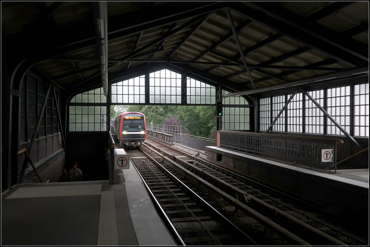 Hinein in die Halle -

Einfahrt eines U-Bahnzuges der Hamburger Linie U3 in die Hochbahnstation Uhlandstraße.

17.08.2018 (M)