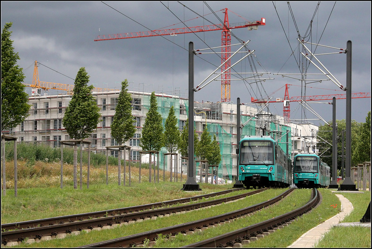 Hinein ins Neubaugebiet -

Zwei U5-Züge begegnen sich südwestlich der Station Uni-Campus Riedberg. Inzwischen ist das große Frankfurter Neubaugebiet im Bereich links neben den Gleisen weiter angewachsen.

12.07.2012 (M)

