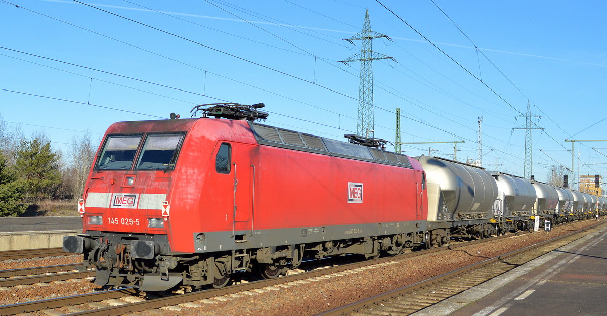 Hinten dran noch  145 029-5  [NVR-Nummer: 91 80 6145 029-5 D-DB] der MEG - Mitteldeutsche Eisenbahn GmbH, Schkopau [D] am Haken von  266 442-3  mit Zementstaubzug (leer) Richtung Rüdersdorf bei Berlin, am 21.01.20 Bf. Flughafen Berlin Schönefeld.