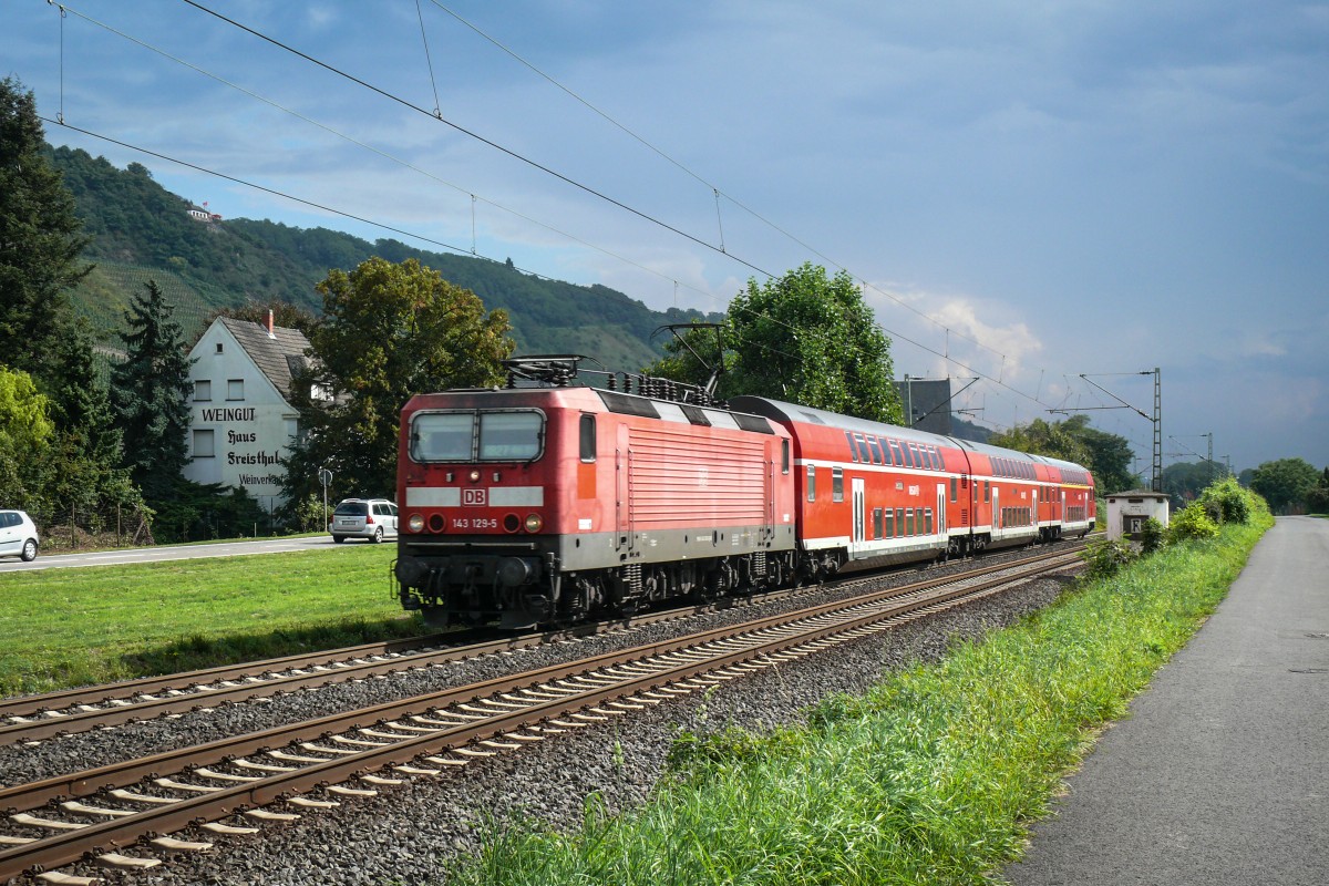 Hinter 143 129-5, unterwegs als RB27 Richtung Köln, ziehen schon die Gewitterwolken auf. Aufgenommen am 20/09/2014 in Leutesdorf.