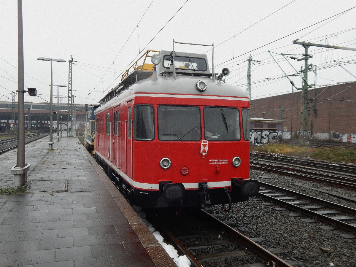 Hinter 261 761-2 versteckt stand 701 099-4 abgestellt.

Düsseldorf 26.01.2015