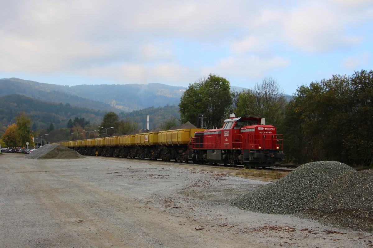 Hinter den 7 Bergen bei den 7 Zwergen ,.... Oder so ähnlich ging das doch im Märchen?  Hier zulande haben die verkehrenden Züge die Ausbruchmaterial des entstehenden Koralmtunnels abtransportieren den Spitznamen  Zwergerlzug  bekommen.
Die meist regelmäßigen Hügel auf den Wagen sehen ja wirklich aus als würden sich Zwerge in den Wagen verstecken. Deutschlandsberg am 28. Oktober 2014