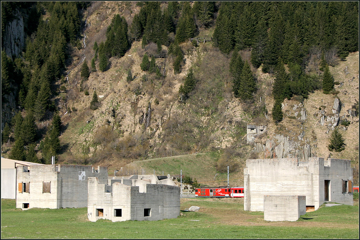 Hinter Betonbauwerken versteckt -

In diesen halben Betonhäusern hat früher die Schweizer Armee den Häuserkampf geübt. Zu unserem Besuch 2008 war das Militär schon abgezogen. Heute reicht bis etwa hierhin die neue große Ferienanlage eines ägyptischen Investors. 

Der Regionalzug ist auf dem Weg von Andermatt hinunter nach Göschenen.

10.05.2011 (M)