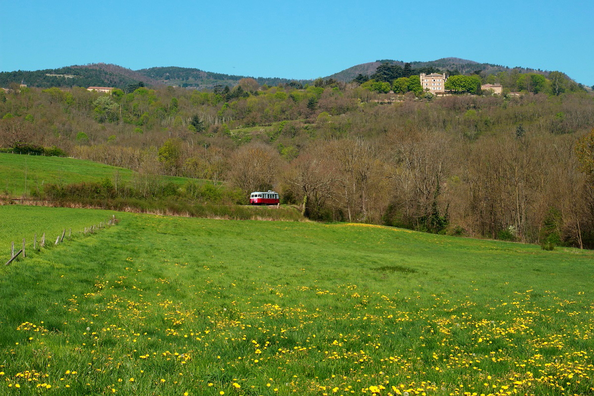 Hinter Boucieu-le-Roi weitet sich das Tal des Doux, am 08.04.2017 fährt der Billard-Triebwagen 213 des Train de l'Ardeche von Arlebosc in Richtung Boucieu-le-Roi