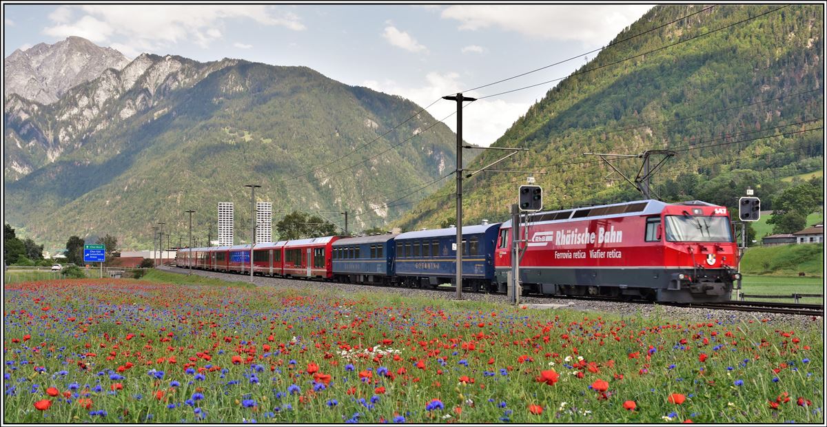 Hinter dem Alvra-Zug laufen noch zwei Gourmino Speisewagen vor der Schlusslok Ge 4/4 III 647  Grüsch . (07.06.2019)