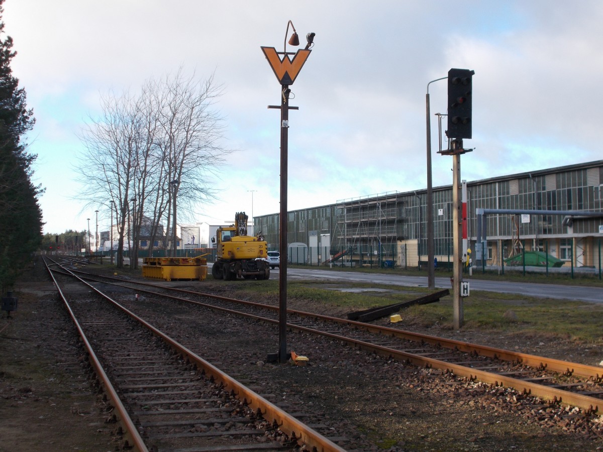 Hinter dem Ausfahrsignal  H  aus Lubmin Pbf schließt sich der Werkbahnhof an.Aufnahme vom 13.Dezember 2015.