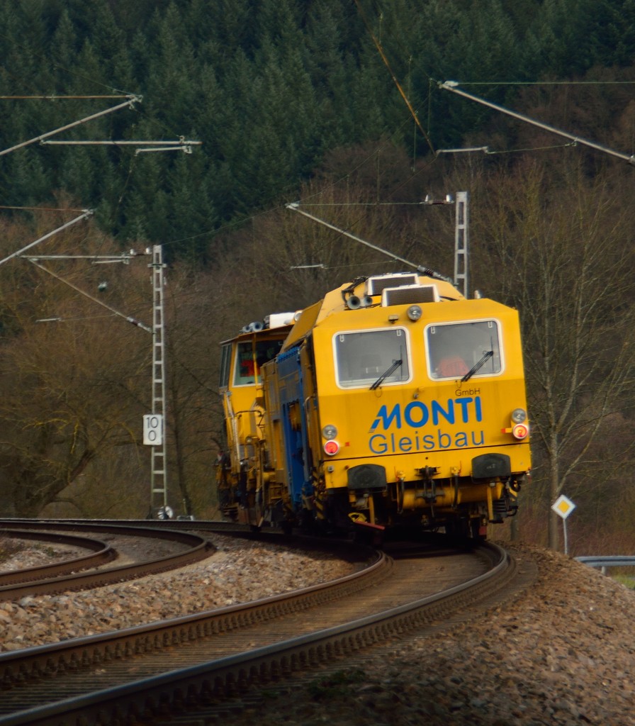 Hinter dem Bahnhof Neckarhausen in Richtung Hirschhorn ist ein Gleisbauzug der Firma Monti auf der Kbs 705 am Donnerstag den 20.2.2014 unterwegs.