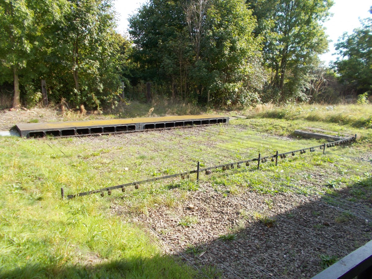 Hinter dem Stellwerk B2 in Karow(Mecklenburg) befindet sich der Drahtzuggarten den man von der Straßenseite gut einsehen kann.Aufnahme am 28.September 2014.