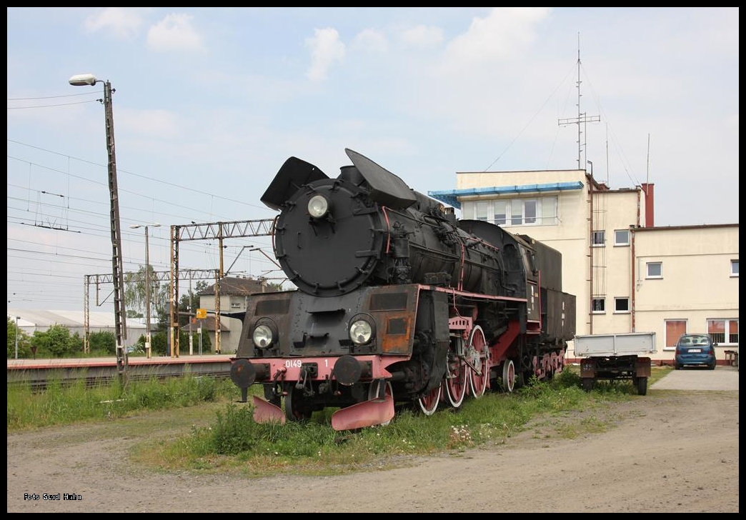 Hinter dem Stellwerk im Bahnhof Jarocin steht etwas versteckt und von den Bahnsteigen nicht einzusehen die Ol 49 - 1 !