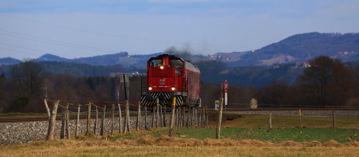 Hinter dem Weidezaun singt das Getriebe von DH 1500.6 mit Ihrer Messfahrt daher. 7.März 2017 bei Sankt Peter im Sulmtal 
