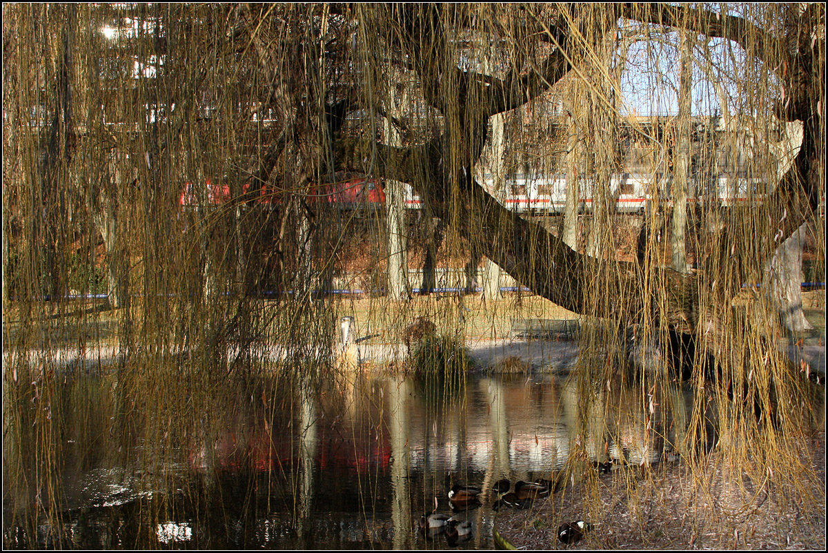 Hinter einem Schleier -

... der IC-Zug und seine Spiegelung. Unterer Schlossgarten in Stuttgart.

31.12.2016 (M)