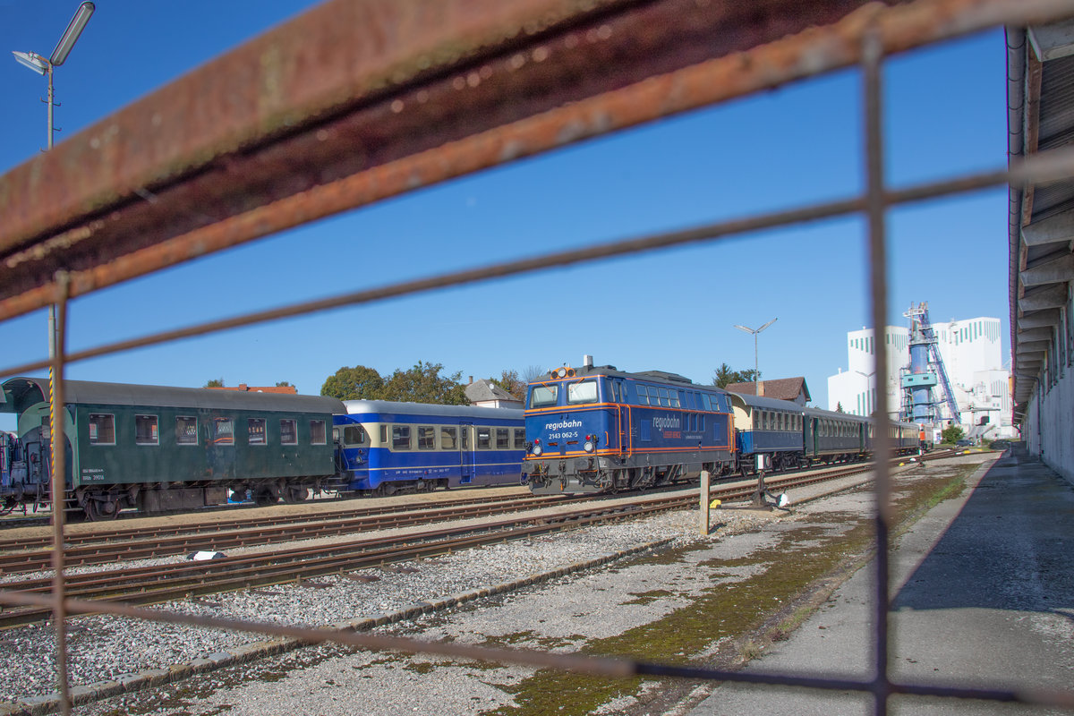 Hinter Gittern . 
2143.62 mit Ihrem Regionalexpress an diesem strahlenden 21.09.2019