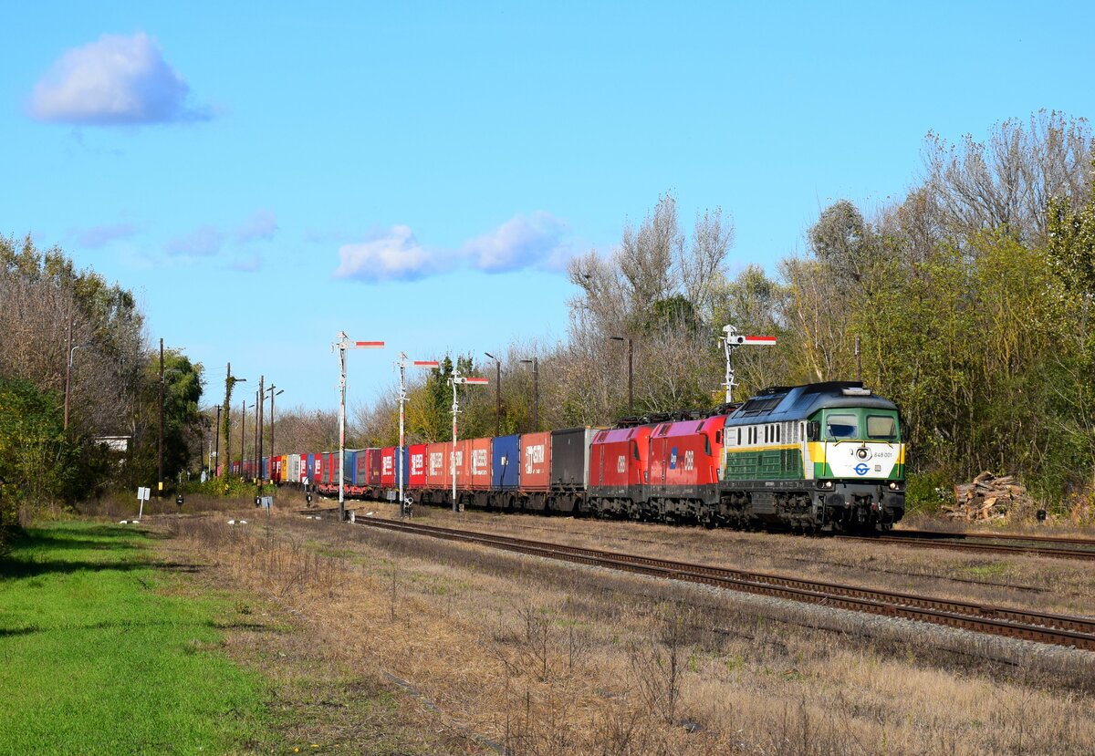 Hinter der GySEV Diesellok 648 001 befanden sich noch zwei ÖBB Taurus Elektrolokomotiven im Zug.
Loks sind: 1116 013 und 1116 070.
Bodajk, 01.11.2023.
