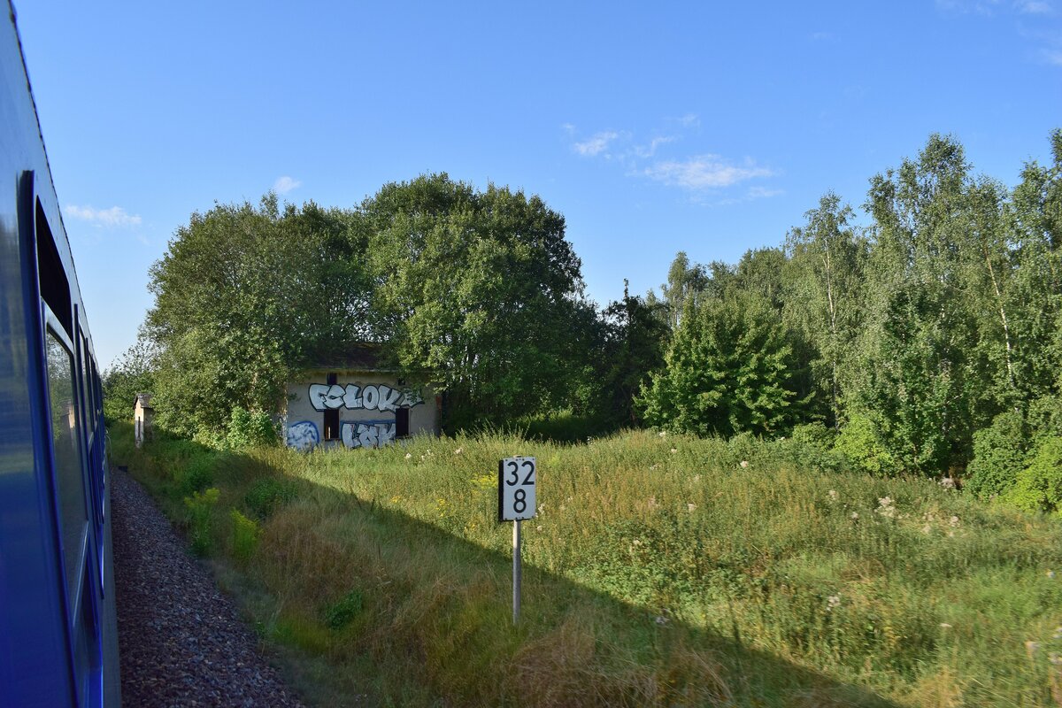 Hinter Narsdorf bei Km 32,8 zweigte einst die Strecke nach Penig ab. Auch die Ruine des einstigen Stellwerkes dort ist noch vorhanden. Fotografiert aus dem RE6 nach Chemnitz.

Narsdorf 15.08.2021