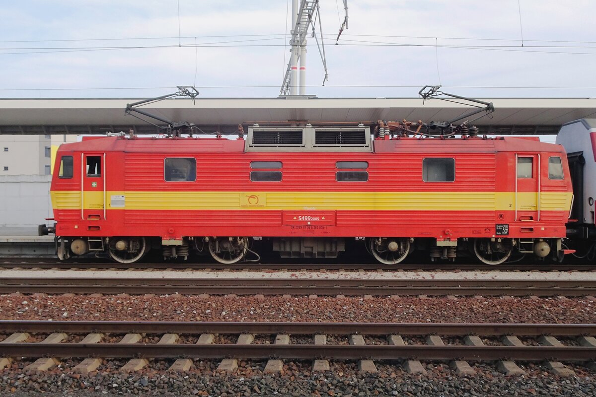 Hinter das Nummer S499 2005 steckt sich 263 005, hier am 24 Juni 2022 in Trnava.