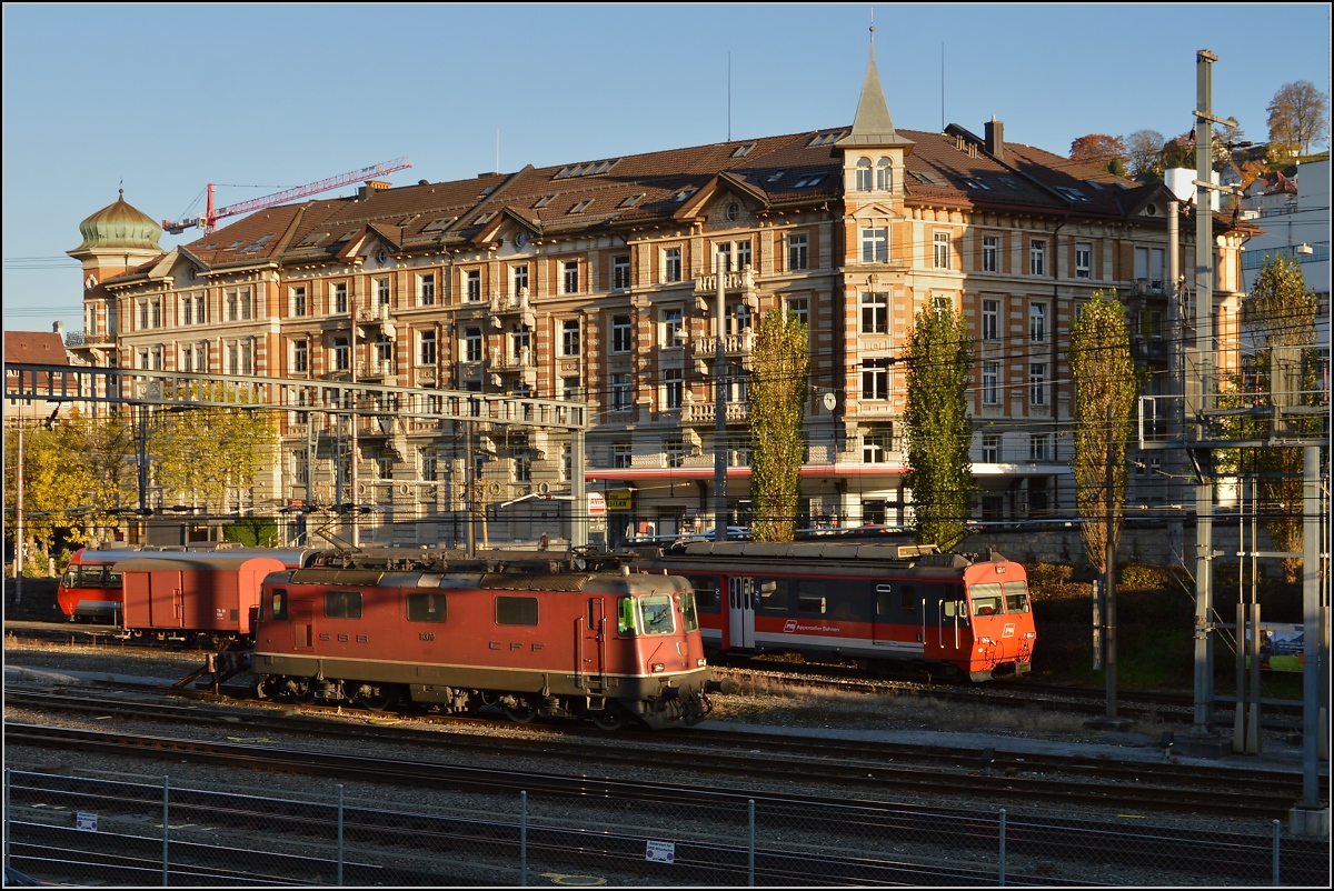 Hinter der Re 4/4<sup>III</sup> 11370 schleicht sich das Appenzeller Bähnli vorbei. November 2014.