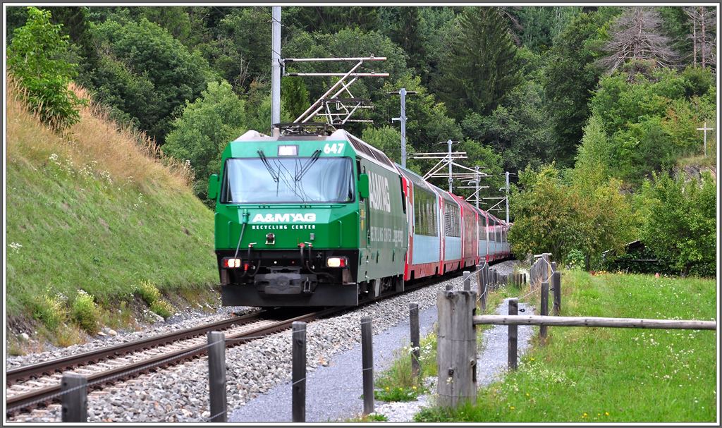 Hinter Reichenau-Tamins zieht Ge 4/4 III 647  Grsch  die GlacierExpress 909 und 911 Richtung Disentis/Mustr. (10.09.2013)