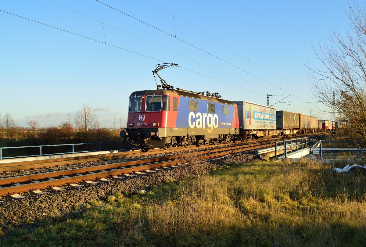 Hinter einer S11 zockelte die SBB-Cargo 421 387-2 mit ihrem Containerzug in Richtung Neuss her. Freitag 20.12.2013