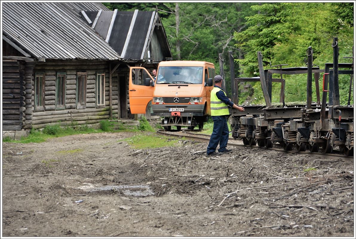 Hinter uns wartet der Transporter NOVA-1 auf die Weiterfahrt. (12.06.2017)