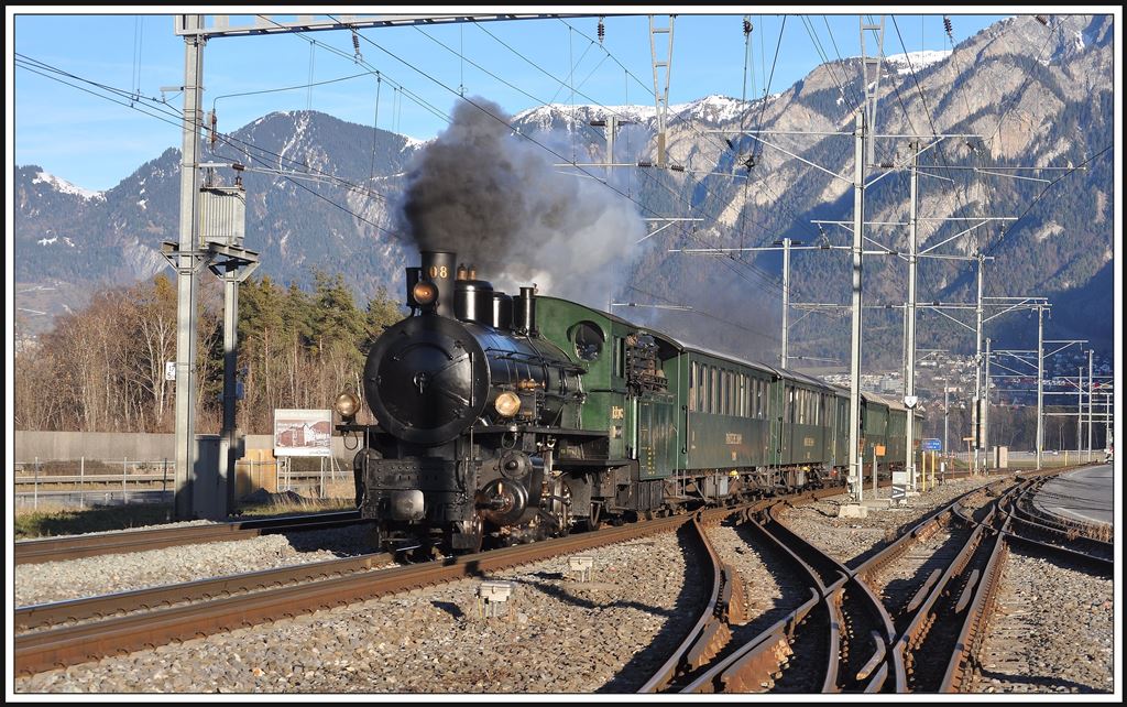 Hinter den zwei RE und der S1 zieht die G 4/5 108  Engiadina  ihren Dampfzug nach Valendas durch den Bahnhof Felsberg. (21.12.2013)