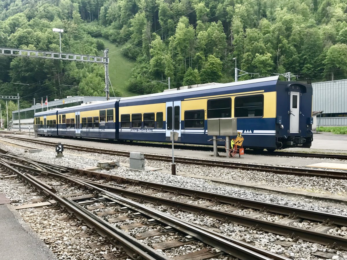 Hinteransicht des am 29.4.18 beim Bhf Zweilütschinen abgestellten GSW 421.