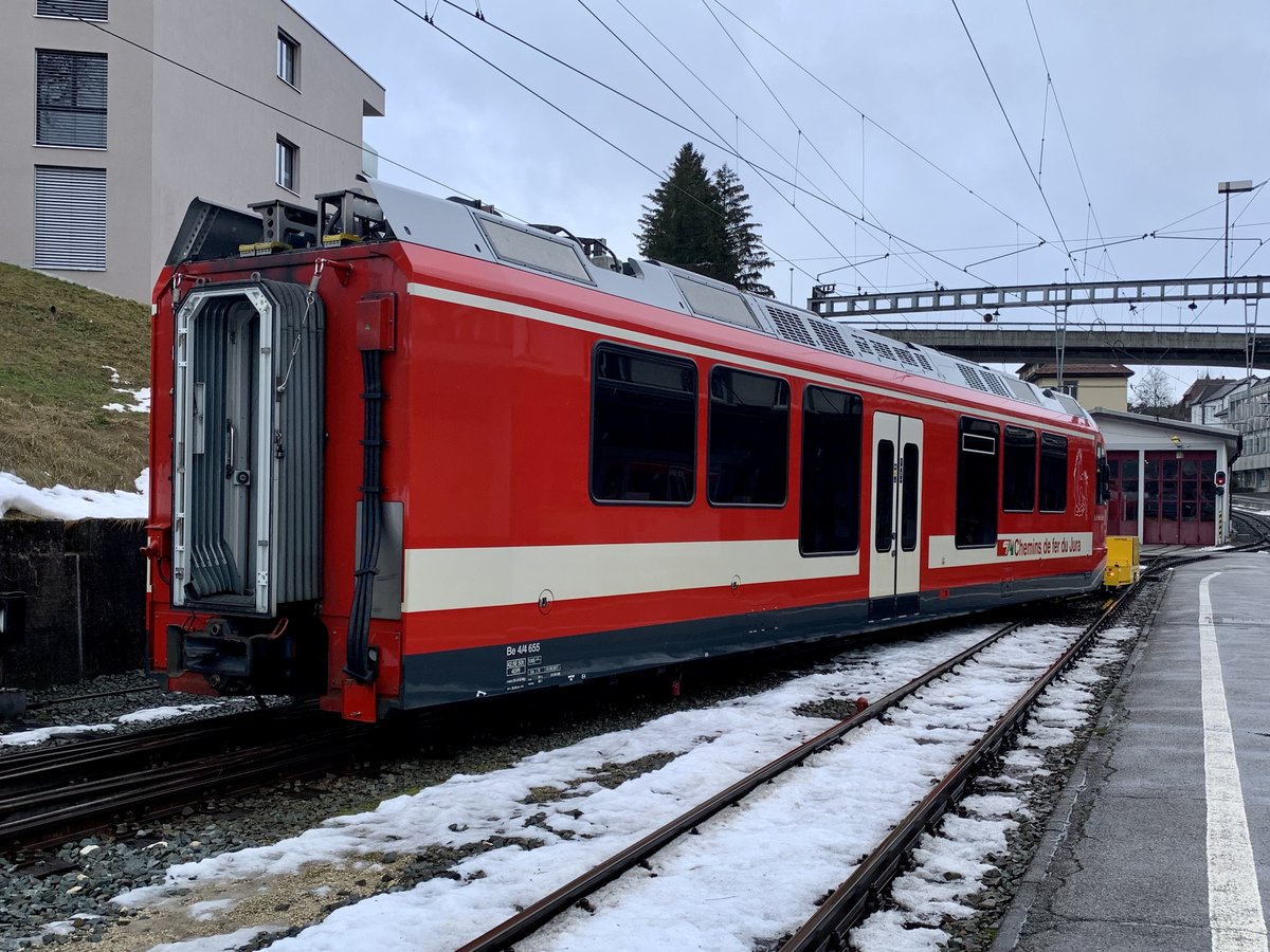Hinteransicht des Be 4/4 655  La Belle-Dame  der CJ nach dem er aus der Werkstatt gezogen wurde am 29.1.21 in Tramelan.