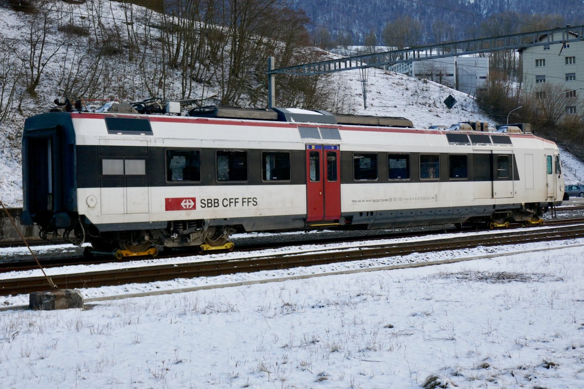 Hinteransicht des RBDe 560 253-7 der am 22.1.18 wegen eines Erdrutsches bei Lommiswil entgleiste, steht mit den Drehgestellen auf Diplory am 13.2.18 beim Bahnhof Moutier.